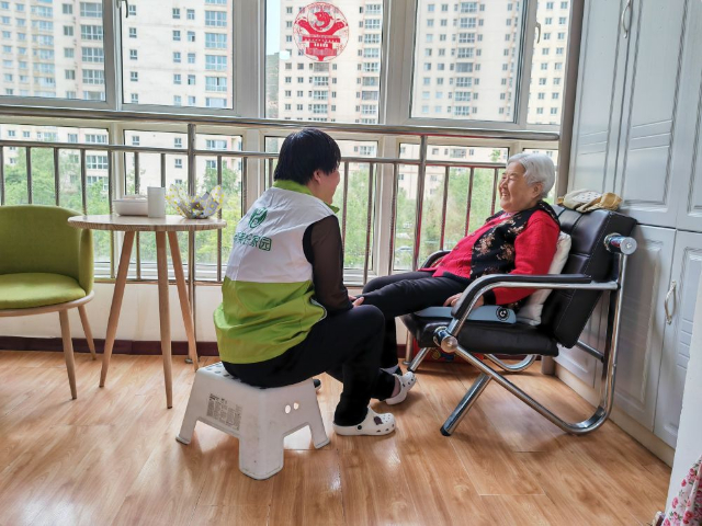 1715569031589710.jpg 住家老年護(hù)理員吳詠梅正在幫助老人按摩.jpg